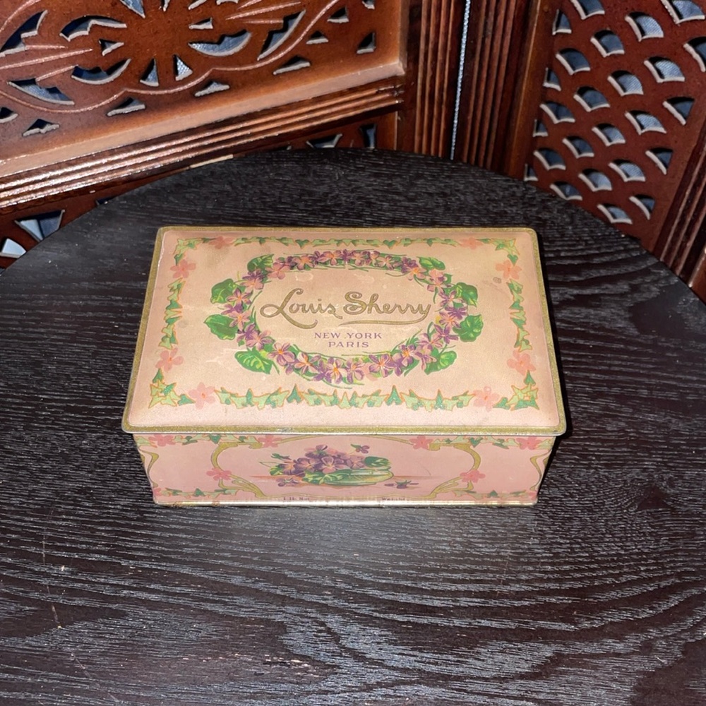 Vintage 1940’s Louis Sherry NEW YORK PARIS Metal Tin Candy box.